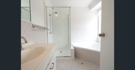 FAMILY HOME - SPACIOUS LIVING - POOL - Photo 3