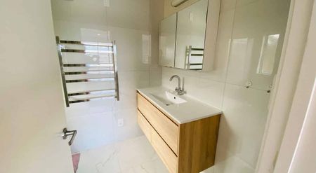 Looking for a full-time working single man - Photo 5