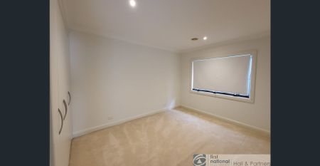 Spacious Townhouse - Photo 3