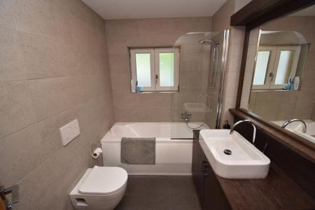 Elegantes und geräumiges Dachgeschoß - Photo 3