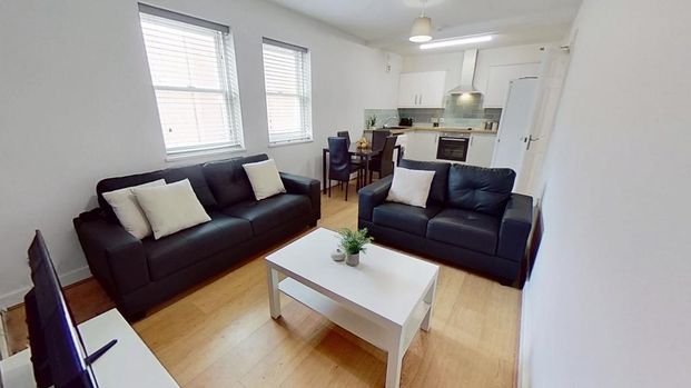 4 bedroom flat to rent - Photo 1