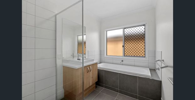 Beautiful Near-New Family Home in a Quiet Morayfield Pocket - Photo 1