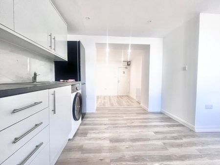 Hanworth Road, Hounslow, TW3 3TU - Photo 2
