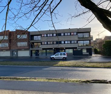 Ruim appartement met 2 slaapkamers, centraal gelegen. - Photo 2