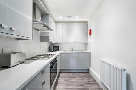 3 bedroom flat to rent - Photo 4