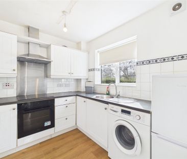 2 bedroom in Admirals Court, Reading - Photo 2