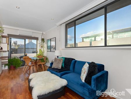 RENOVATED COMFORT AND CONVENIENCE IN RICHMOND - Photo 4