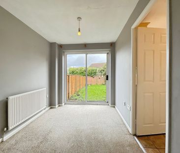 3 bedroom Semi-Detached House to let - Photo 3