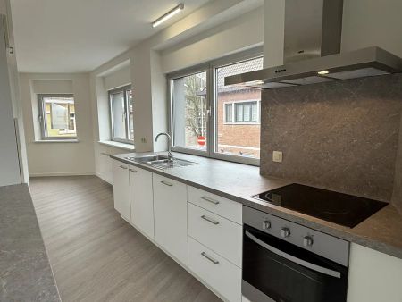 Volledig gerenoveerd, instapklaar duplex appartement met terras in het centrum van Tielt. - Photo 5
