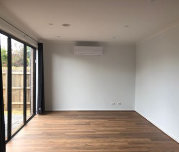 Central Modern Townhouse - Photo 2