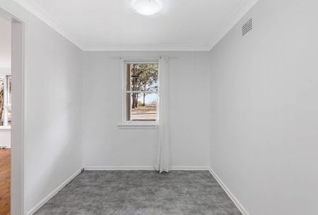 SPACIOUS THREE BEDROOM HOME!! - Photo 2