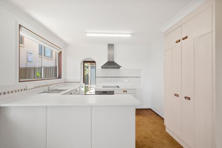 Gorgeous 3 Bedroom Cottage With Spectacular Views - UTILITES INCLUDED - Photo 4