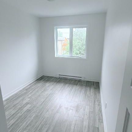 TRÈS GRAND 5½ NEUF (2022) 1 300 pi² Saint-Hubert | Disponible 1er août 1950$/mois - Photo 1
