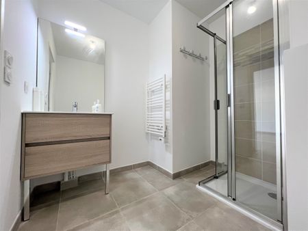 Location Appartement 2 pièces 45m² SOLLIES PONT 83210 - Photo 4