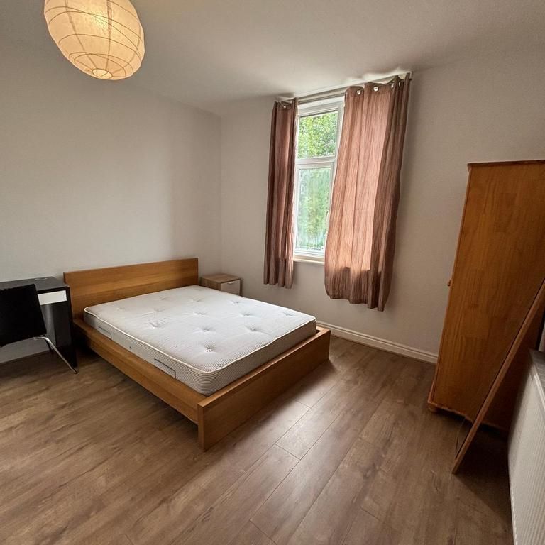 4 bedroom end of terrace house to rent - Photo 1