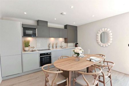 A contemporary apartment with premium specifications situated in Hythe. - Photo 4