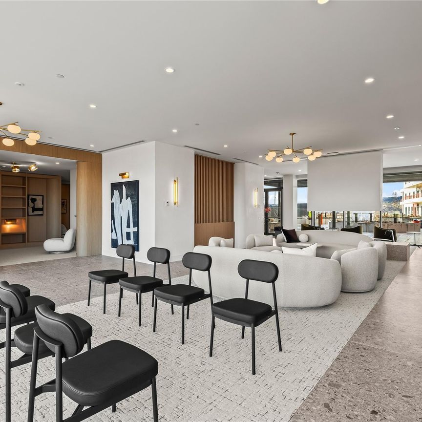 MOVALA: 1 bed, 1 bath, lake views – Avail Now! - Photo 1