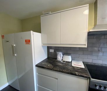 1 bedroom in a house share to rent - Photo 2