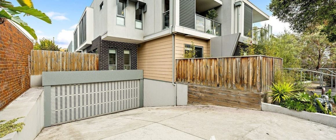 Modern Coastal Living – Stylish 2 Bed, 2 Bath Apartment in Prime Mentone Location! - Photo 1