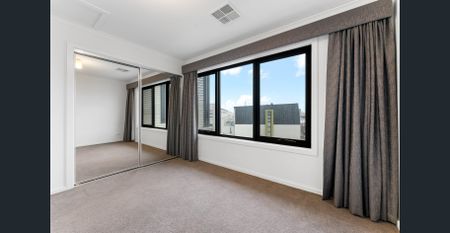 CHIC THREE BEDROOM TOWNHOUSE IN THE HEART OF ST CLAIR - Photo 4