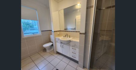 Newly Renovated and Furnished Shared Family Home or Student House in Varsity Lakes – Move In Ready! - Bills Included - Photo 2