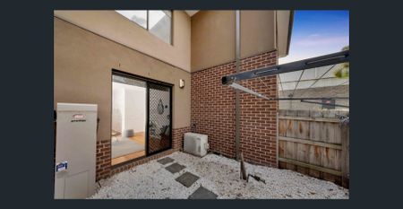 Modern Three-Bedroom Townhouse in Peaceful Preston Location - Photo 3