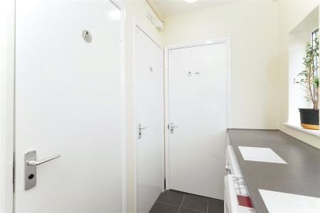 Room 8, 5a Church Street, Esher, Surrey, KT10 flat to rent - Photo 5