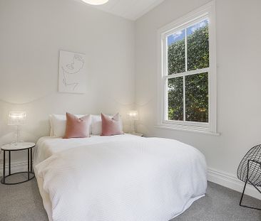 Stylish City-Edge Villa in Auckland's Most Coveted Pocket - Photo 2