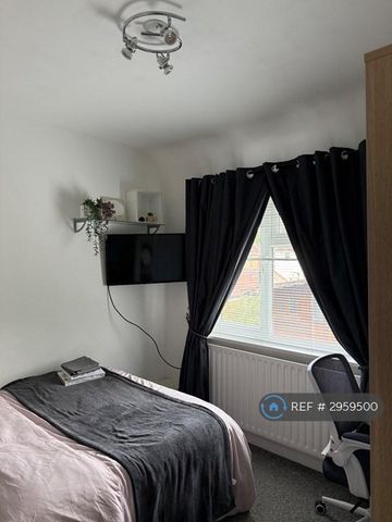 1 bedroom in a house share to rent - Photo 4