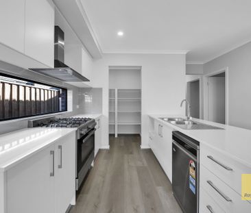 Brand New Spacious Family Home with Double Garage & Year-Round Comfort - Photo 3