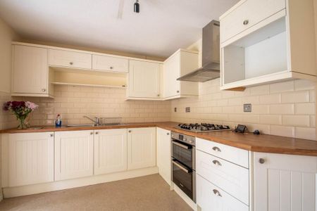 2 bedroom semi-detached house to rent - Photo 4