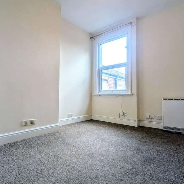 4 bedroom flat to rent - Photo 1