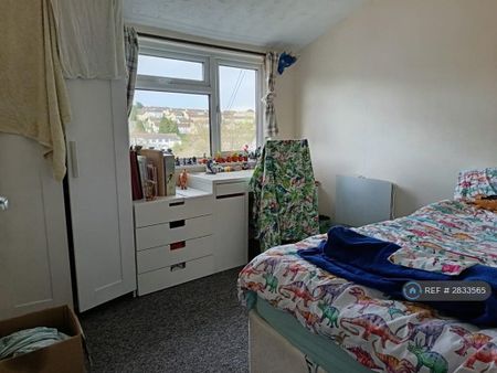 3 bedroom flat to rent - Photo 2