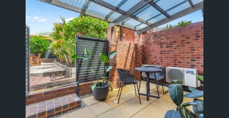 Quiet 2x1 townhouse with TWO courtyards + lush communal garden - Photo 3