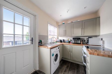 2 bedroom semi-detached house to rent - Photo 5