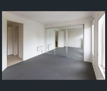 Modern Townhome - Photo 6