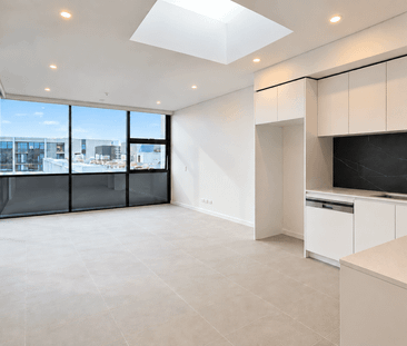 Bright Top-Floor Apartment with Separate Study & Garden Views - Photo 1