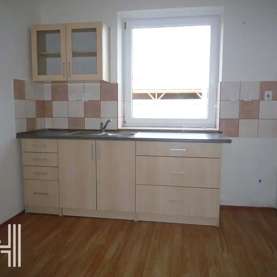 Pronájem bytu 2+1 na vesnici, vhodné pro důchodce - Fotografie 1