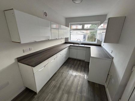 3 bedroom semi-detached house to rent - Photo 5