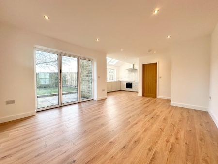 4 bedroom detached house to rent - Photo 2
