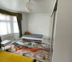 Studio Flat, Little Ilford Lane, E12 - Photo 2