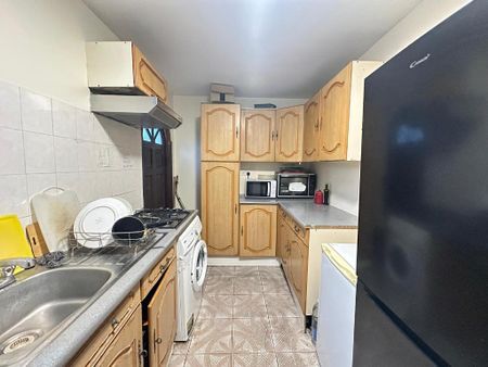 1 bedroom in a house share to rent - Photo 3