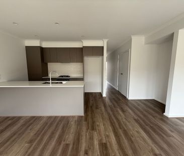 Stunning 4 Bedroom Family Home in Point Cook - Photo 3