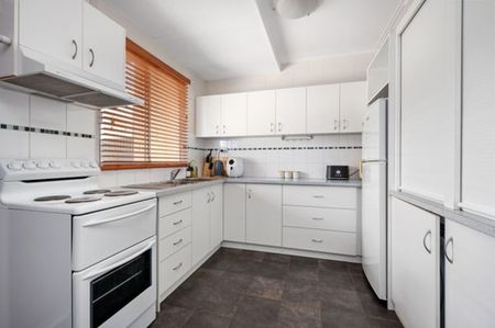 Modern & Fully Furnished Townhouse in Sought-After Kambalda West - Photo 3