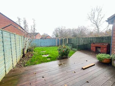 Falcon Fields, Tadley, RG26 - Photo 3