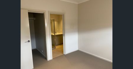 Three Bedroom Townhouse - Walk to Beach - Photo 3