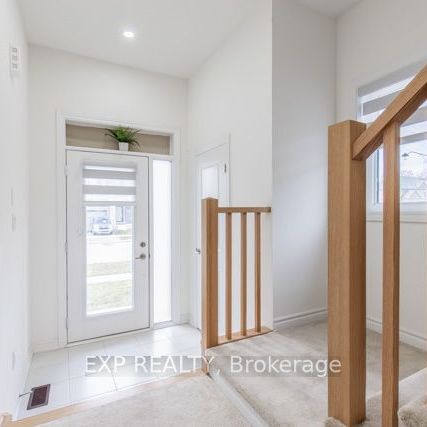 Townhouse For Lease | X8120396 - Photo 1