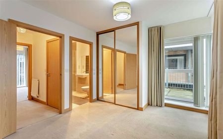 Two bedroom semi-detached house with parking close to train station - Photo 5