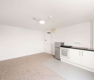 A fantastically located studio flat with shared bathroom facilities. - Photo 4