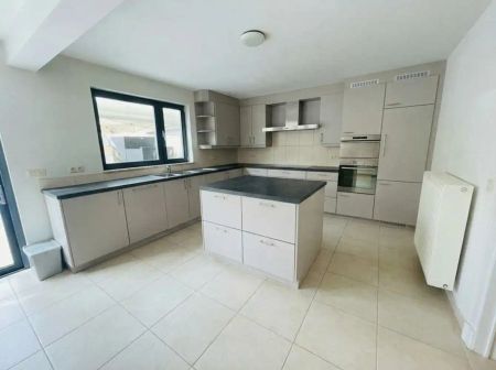 Brugge centrum, aan de Noordzandstraat, vlakbij alle winkels 'tZand UITZONDERLIJK RUIM WOONHUIS /APPARTEMENT MET HUISLIFT , 4 slaapkamers + bureau , living van 65m², modern ingerichte grote eet en kookkeuken Zalig wonen! living van 65m²en zuidgericht terrasZlit terras van 65 m², volledig ingerichte eet-en kookkeuken van 34m², grote fietsenberging - Photo 4